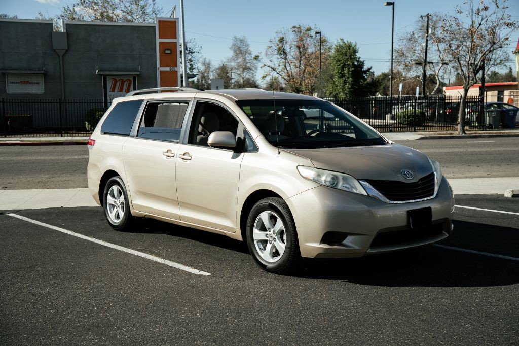 2011 Toyota Sienna Image 2