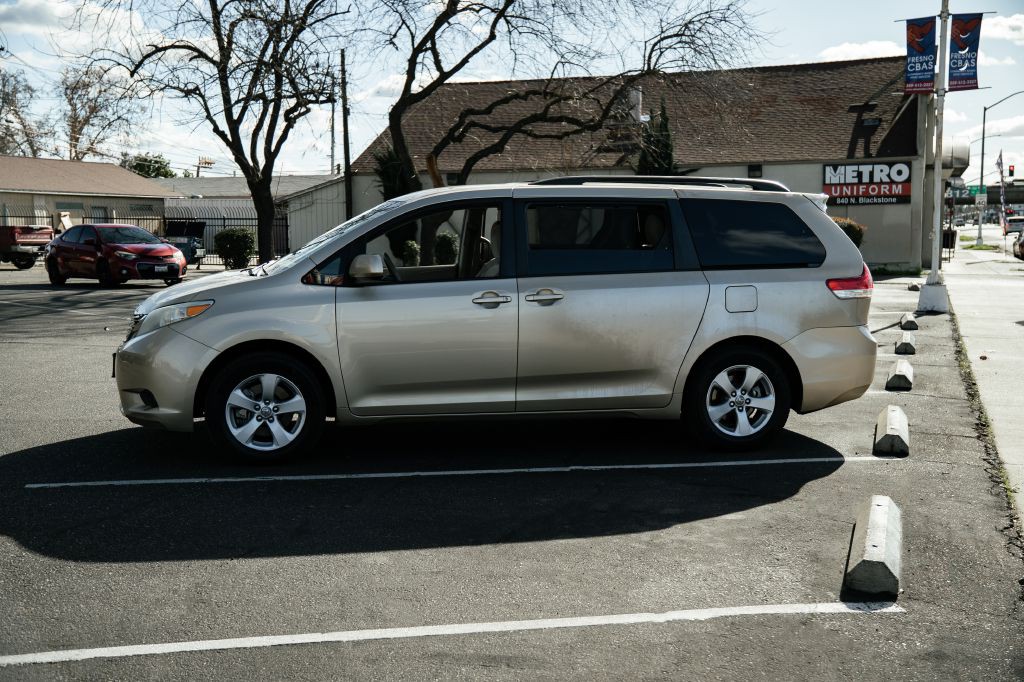 2011 Toyota Sienna Image 7