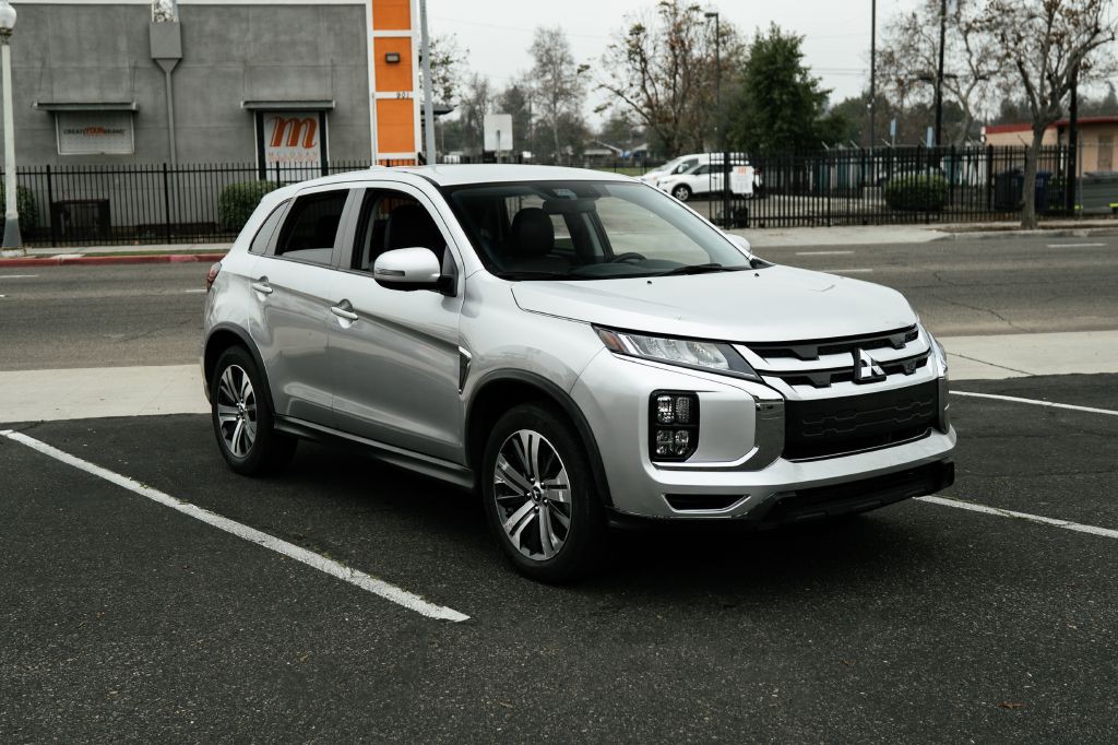 2024 Mitsubishi Outlander Image 2