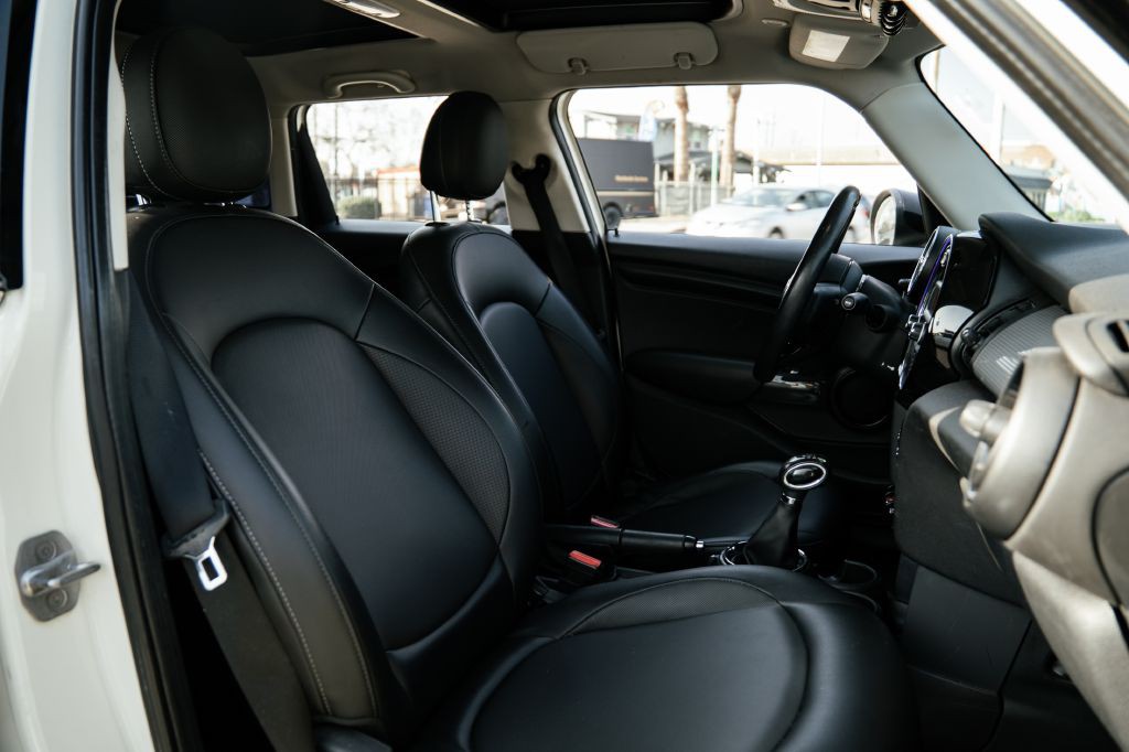 2016 MINI Cooper Image 26