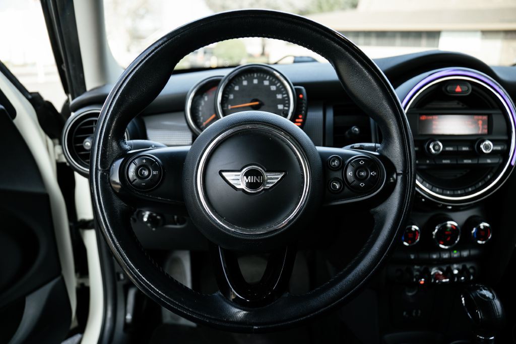 2016 MINI Cooper Image 28