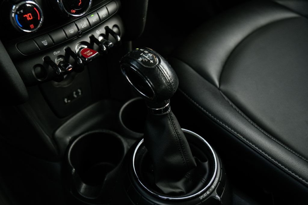 2016 MINI Cooper Image 37