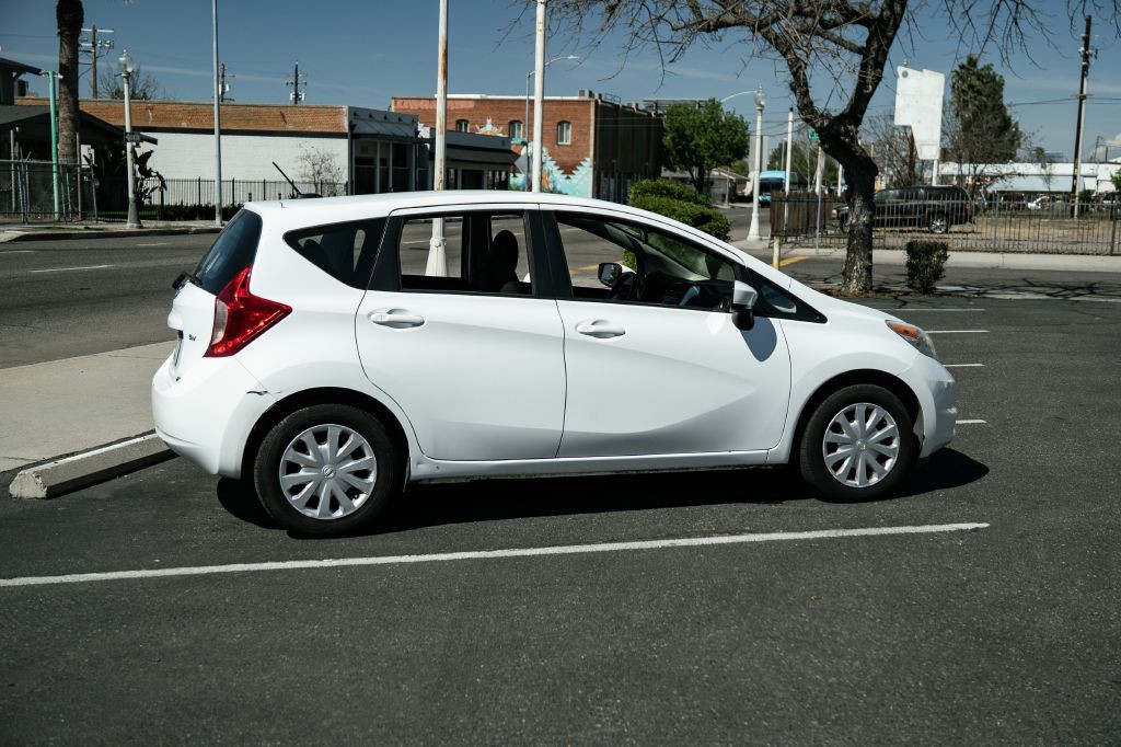 2016 Nissan Versa Image 11