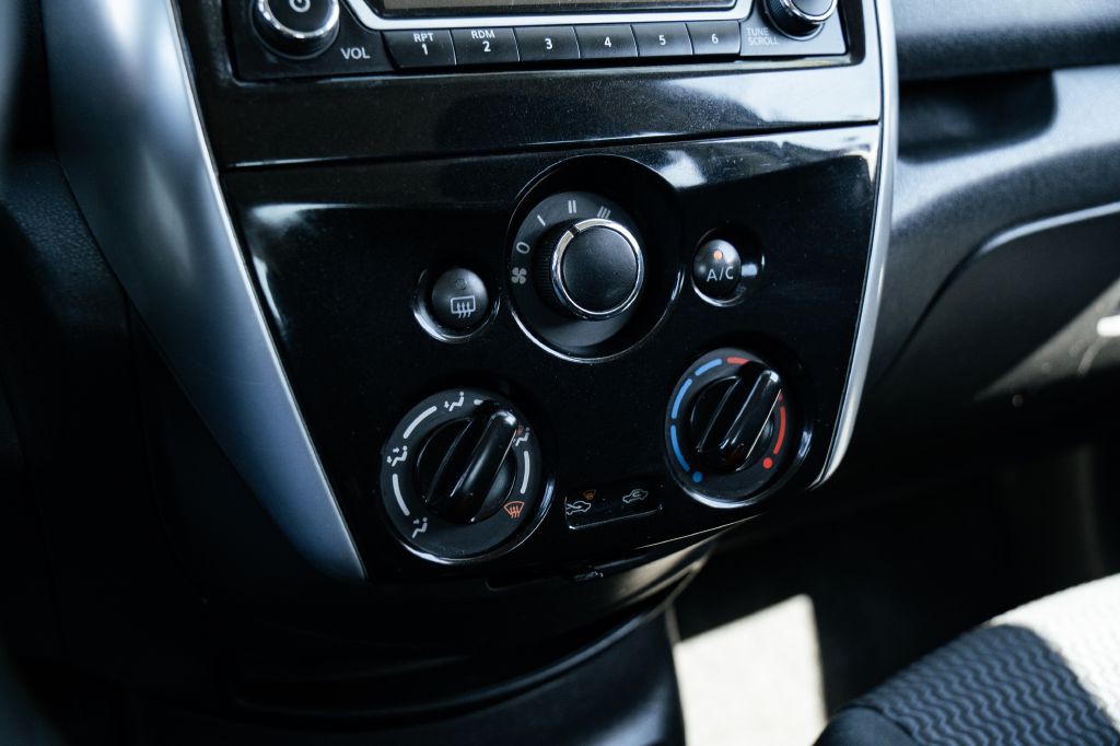 2016 Nissan Versa Image 38