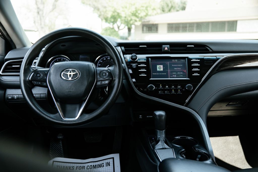 2019 Toyota Camry Image 18