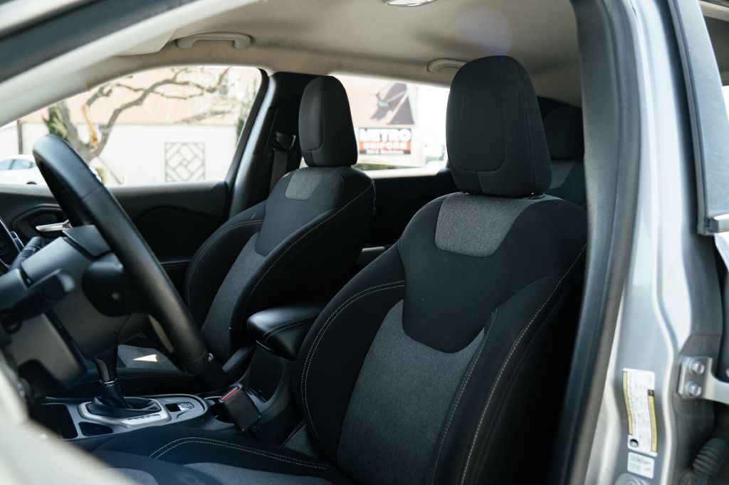 2017 Jeep Cherokee Image 16