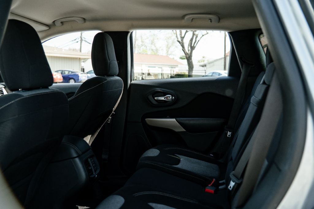 2017 Jeep Cherokee Image 17