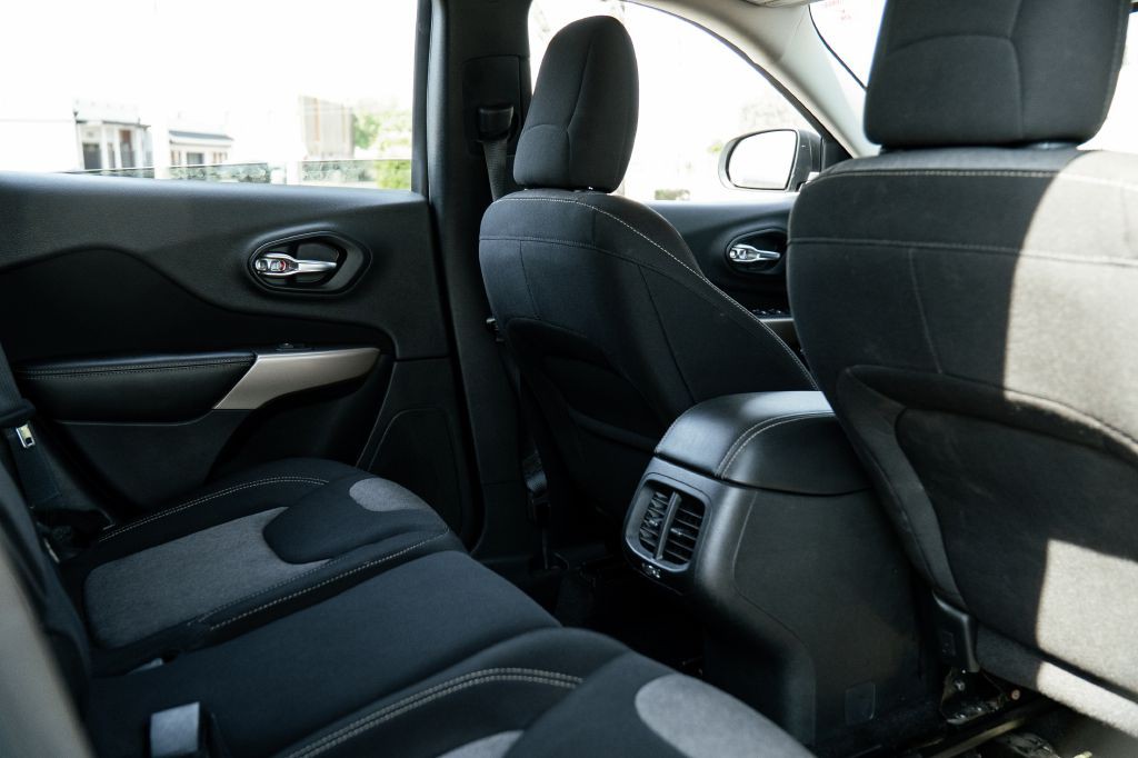 2017 Jeep Cherokee Image 21