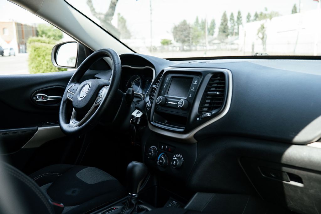 2017 Jeep Cherokee Image 23