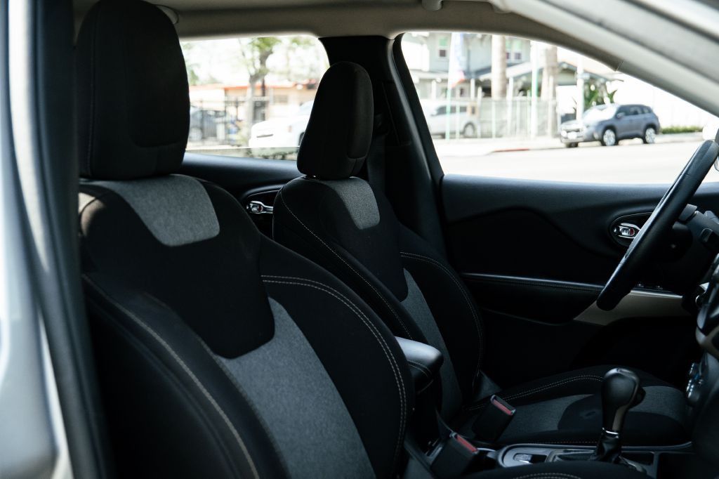 2017 Jeep Cherokee Image 24