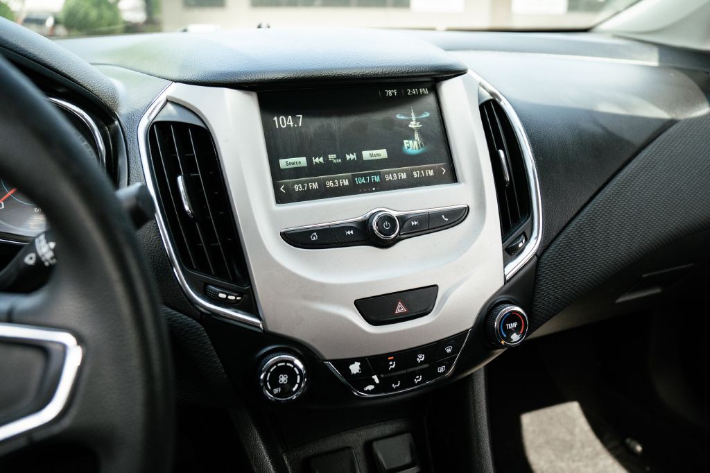 2018 Chevrolet Cruze Image 31