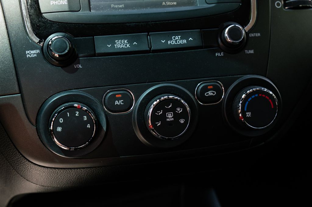 2018 Kia Forte Image 34