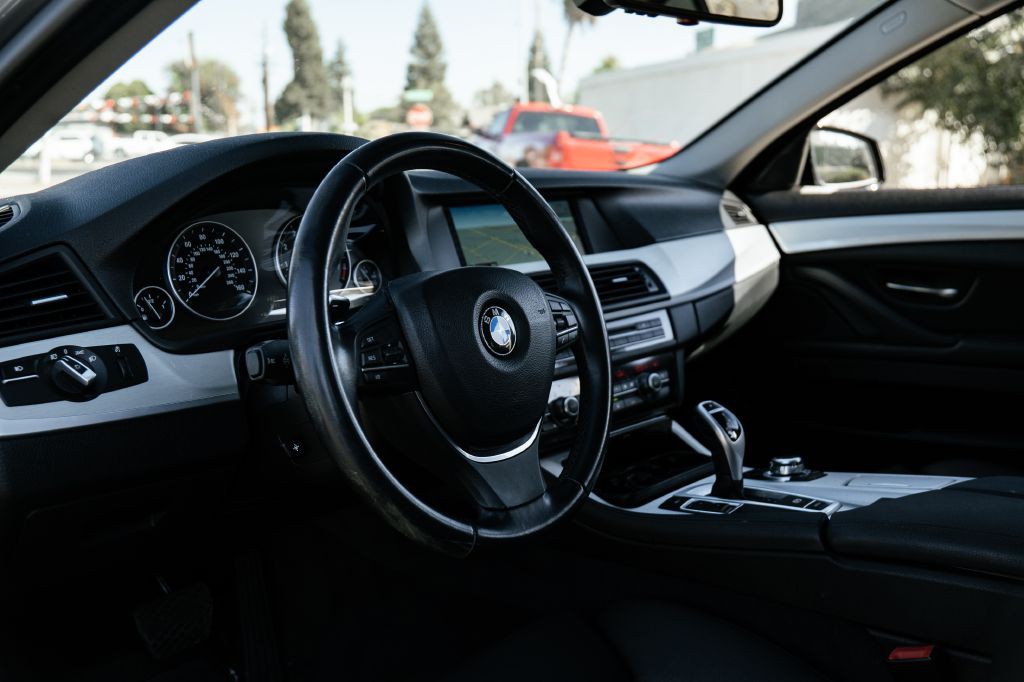 2011 BMW 5 Series Image 17