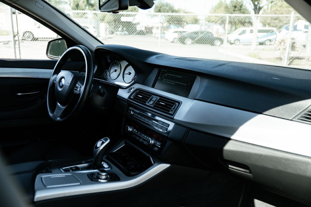 2011 BMW 5 Series Image 26