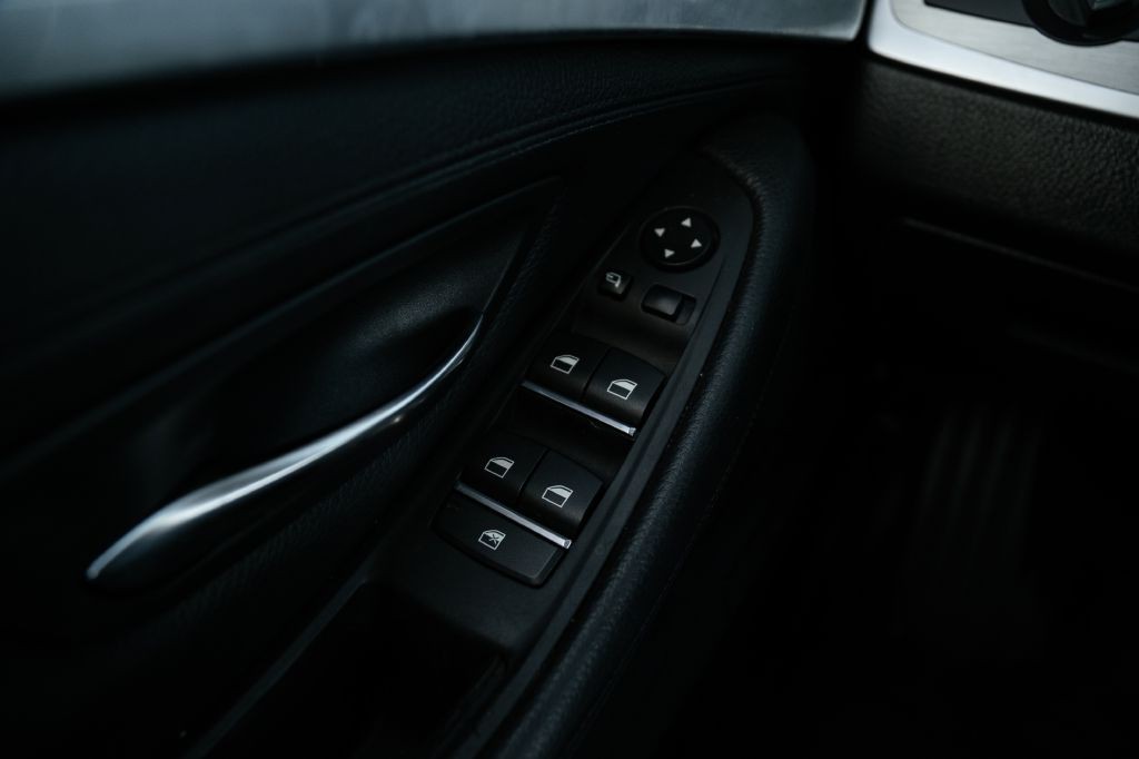 2011 BMW 5 Series Image 28