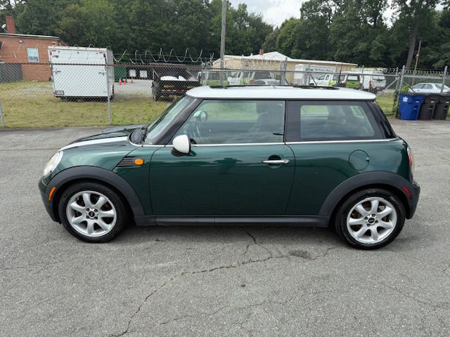 2009 MINI Cooper Image 2