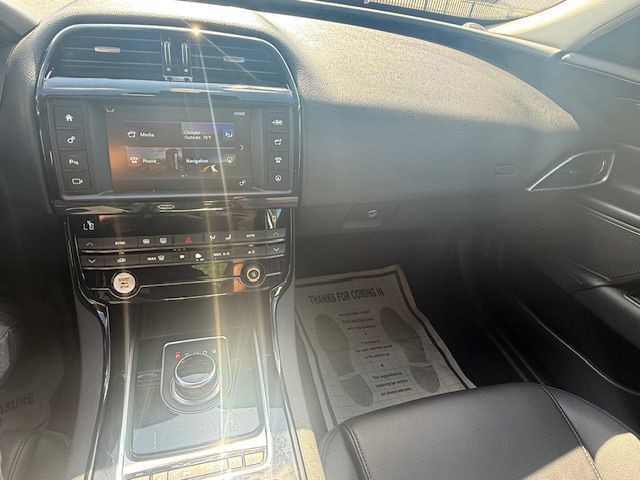 2018 Jaguar XE Image 12