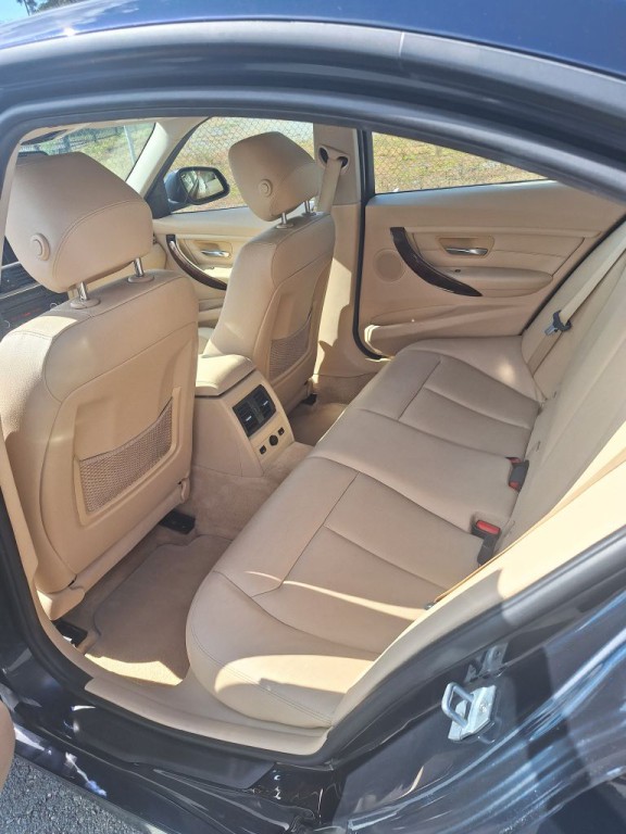 2013 BMW 3 Series Image 15