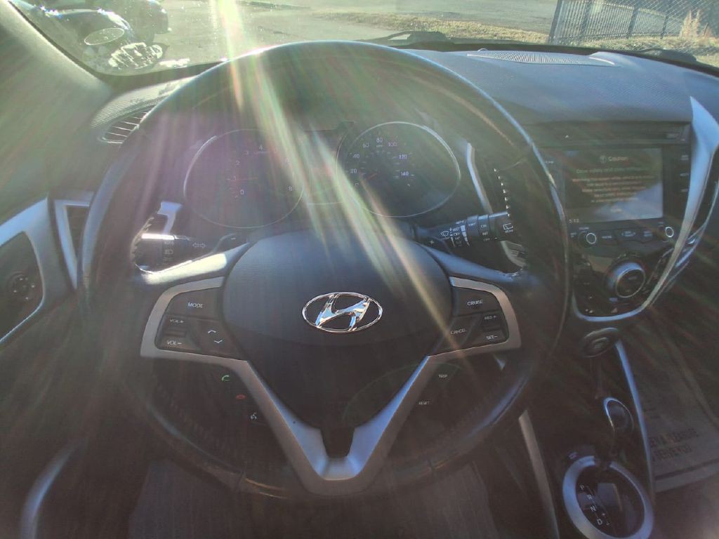 2015 Hyundai Veloster Image 12