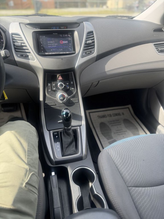 2015 Hyundai Elantra Image 16