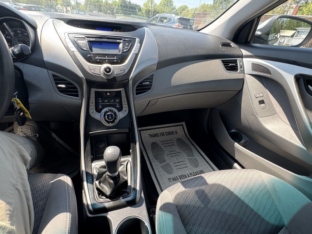 2013 Hyundai Elantra Image 15