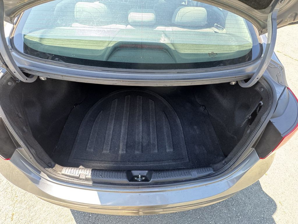 2013 Hyundai Elantra Image 16