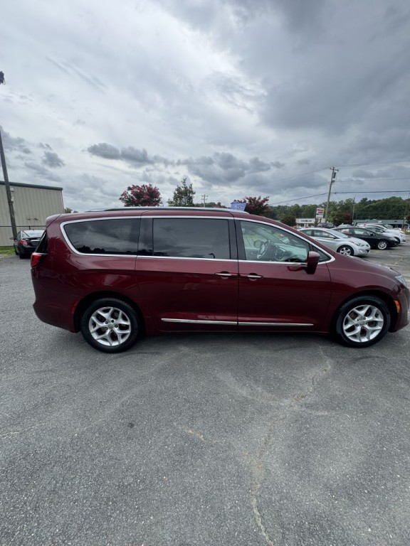2017 Chrysler Pacifica Image 6