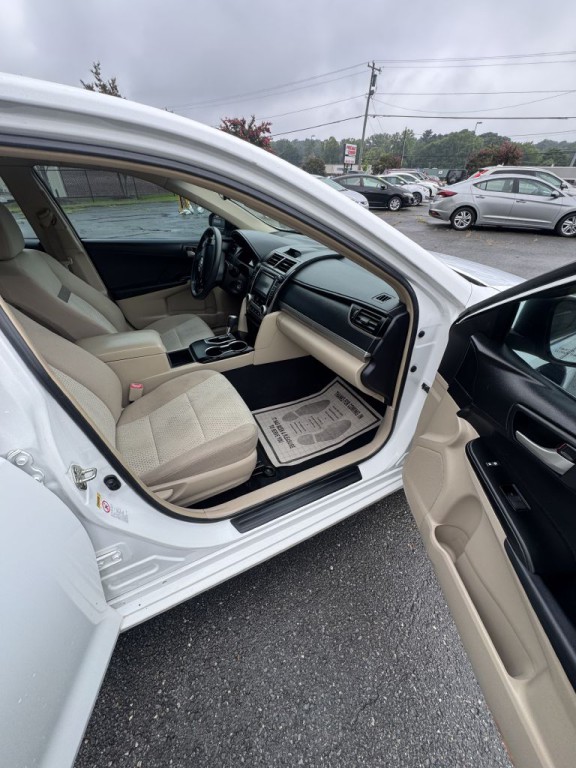 2014 Toyota Camry Image 16