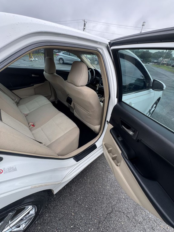 2014 Toyota Camry Image 17