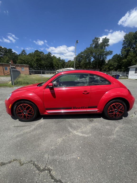 2013 Volkswagen Beetle Image 2