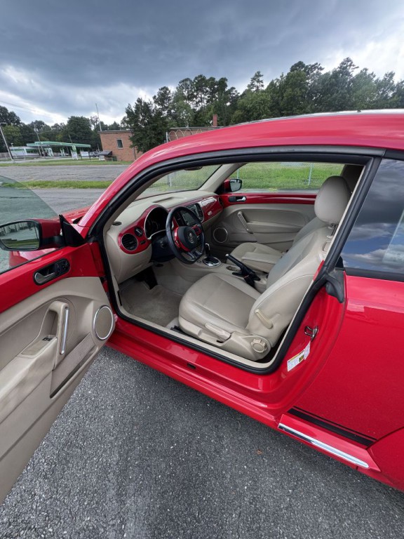 2013 Volkswagen Beetle Image 9