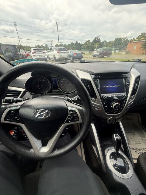 2016 Hyundai Veloster Image 12