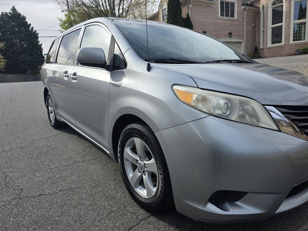 2011 Toyota Sienna Image 1