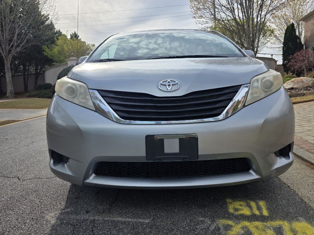 2011 Toyota Sienna Image 2
