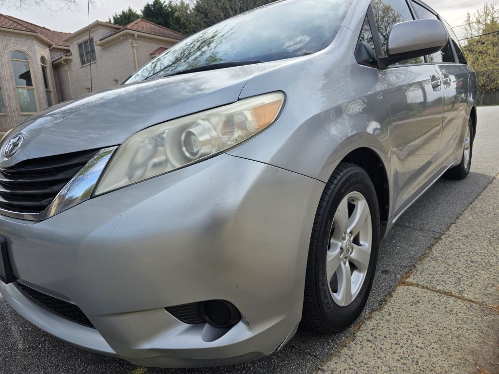 2011 Toyota Sienna Image 3