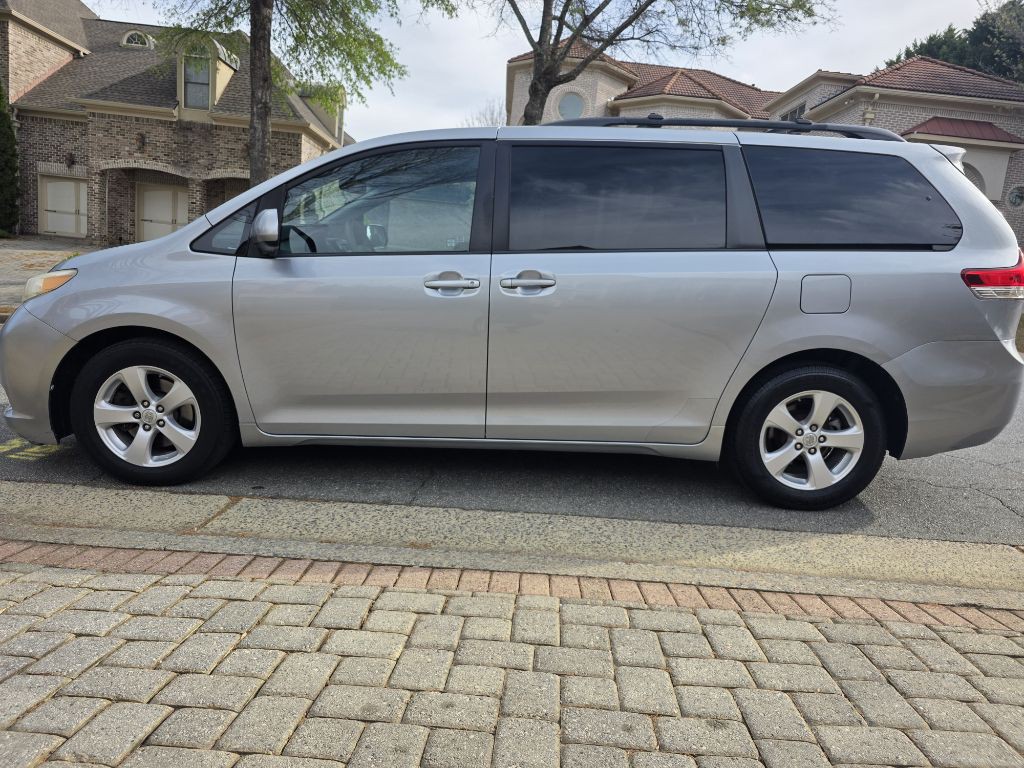 2011 Toyota Sienna Image 4