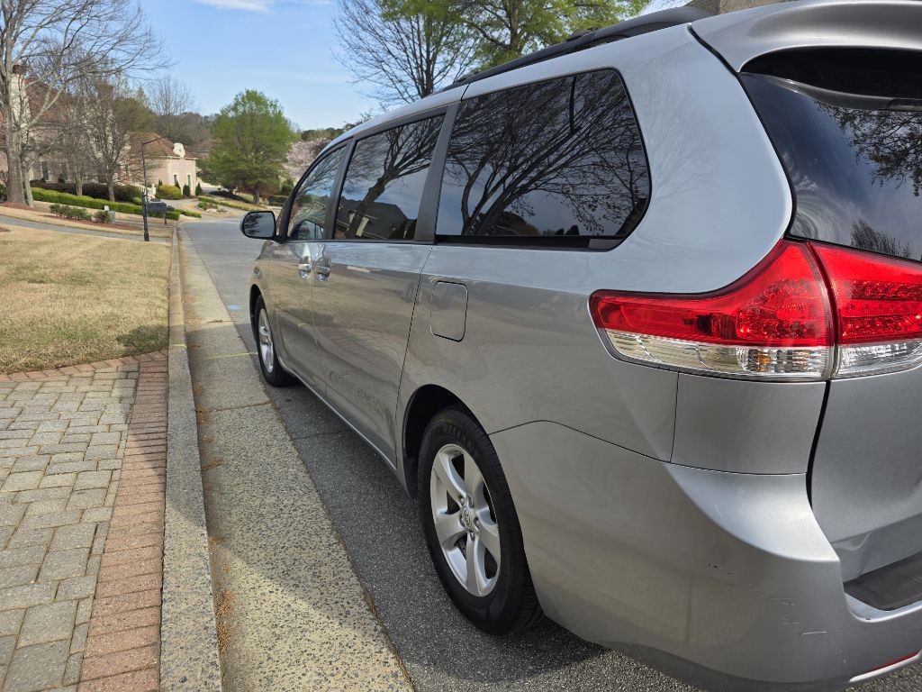2011 Toyota Sienna Image 5