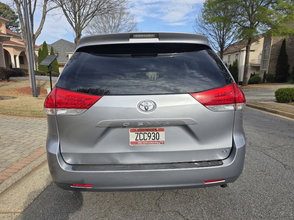 2011 Toyota Sienna Image 6