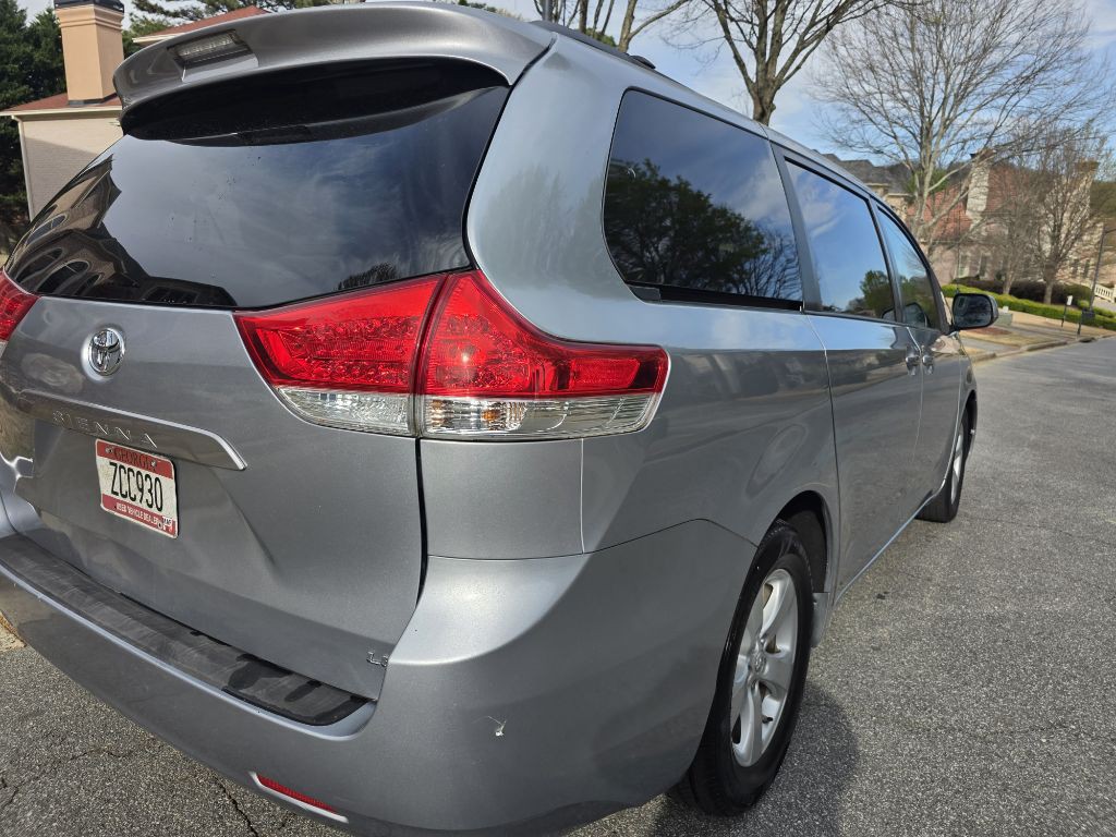 2011 Toyota Sienna Image 7