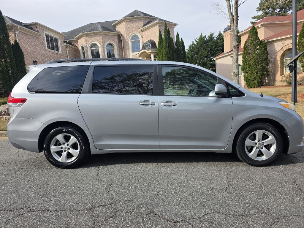 2011 Toyota Sienna Image 8