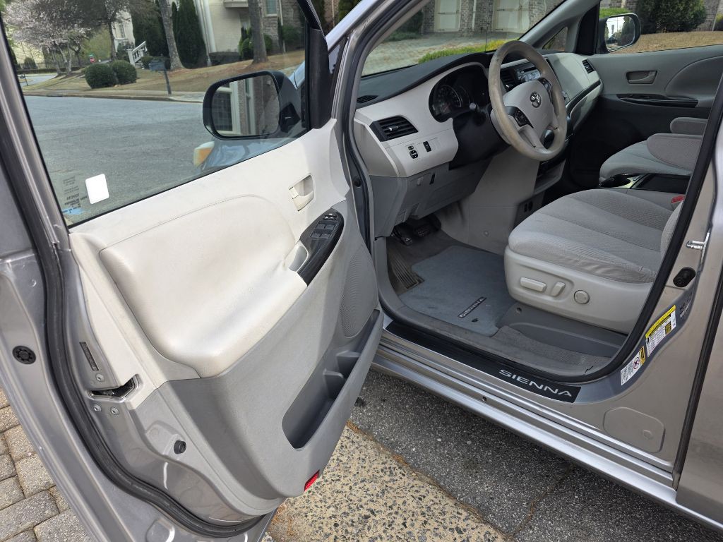 2011 Toyota Sienna Image 9