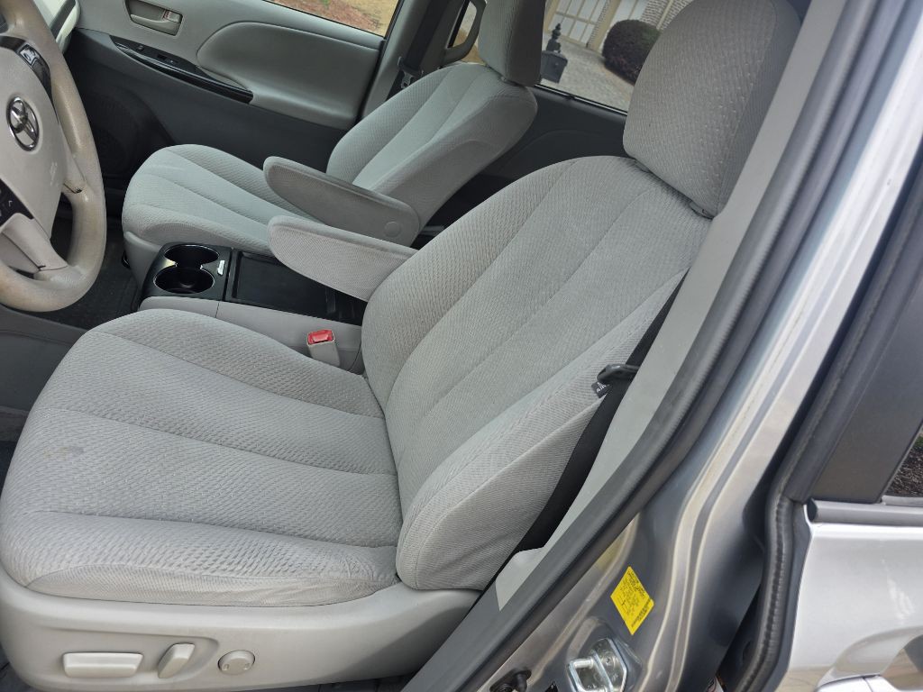 2011 Toyota Sienna Image 10