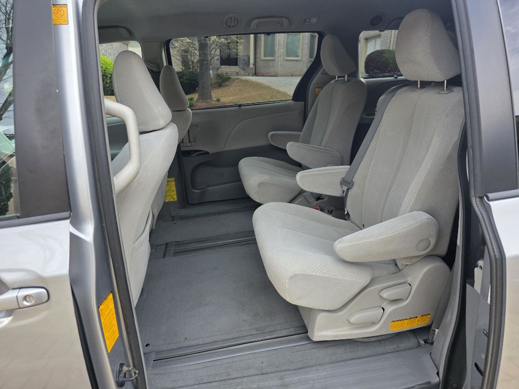2011 Toyota Sienna Image 11