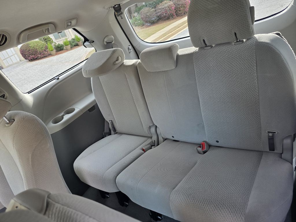 2011 Toyota Sienna Image 13