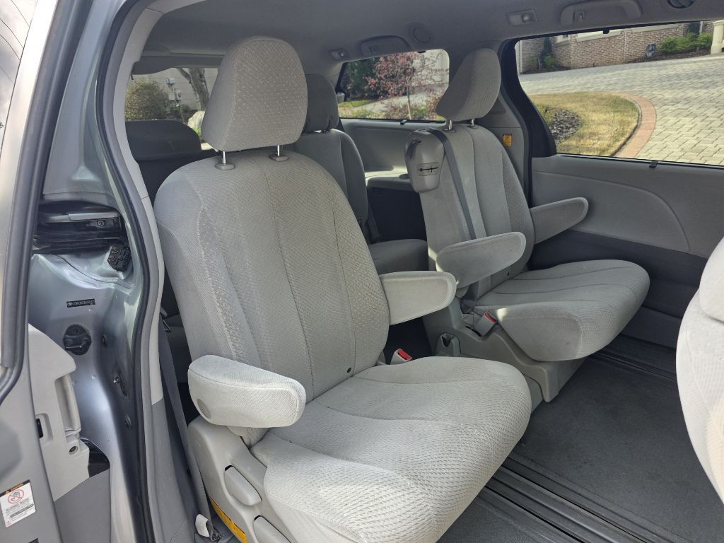 2011 Toyota Sienna Image 14