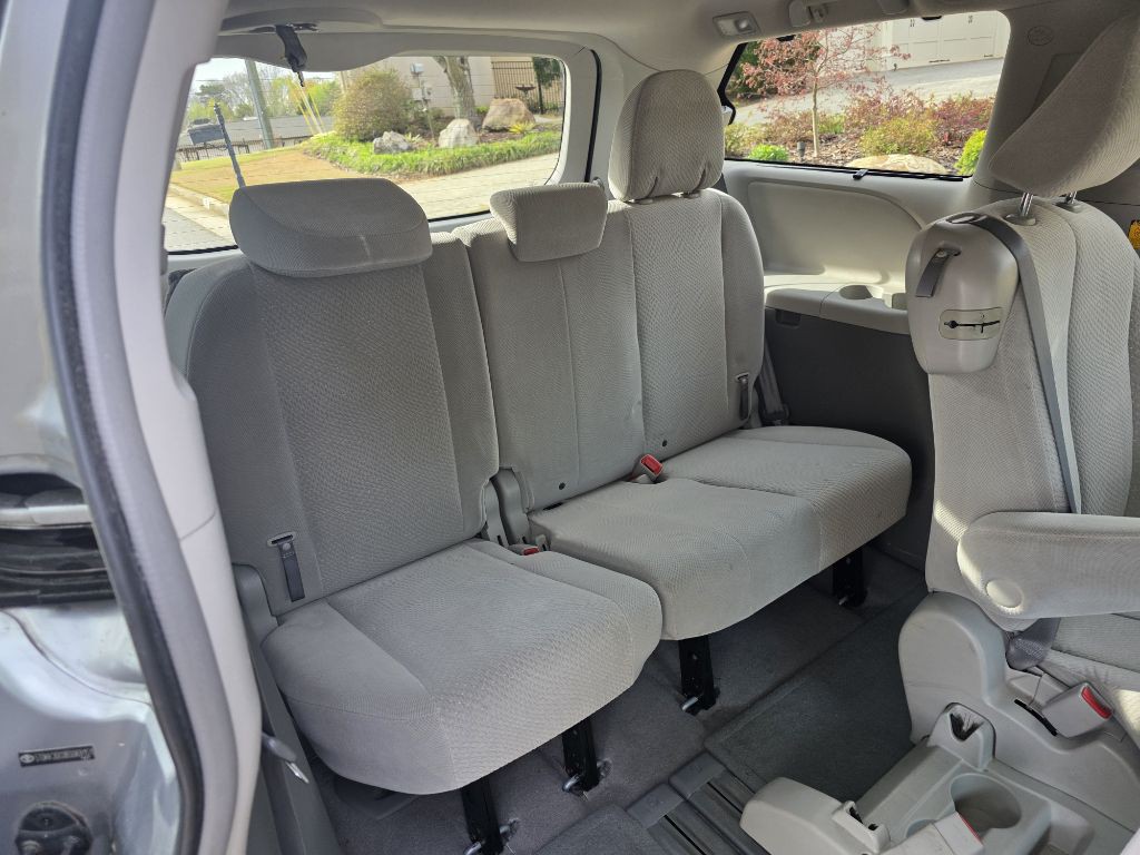 2011 Toyota Sienna Image 15
