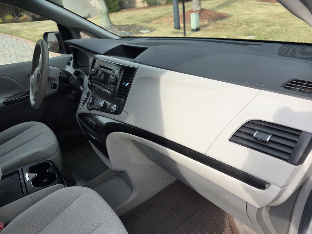 2011 Toyota Sienna Image 16