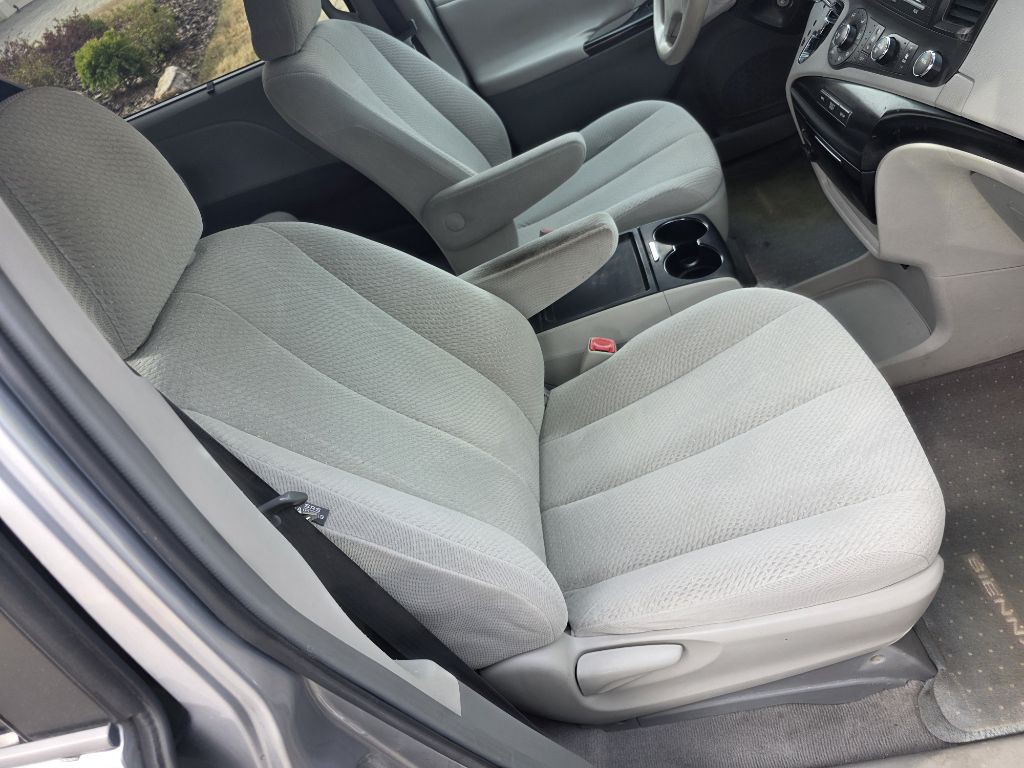 2011 Toyota Sienna Image 17