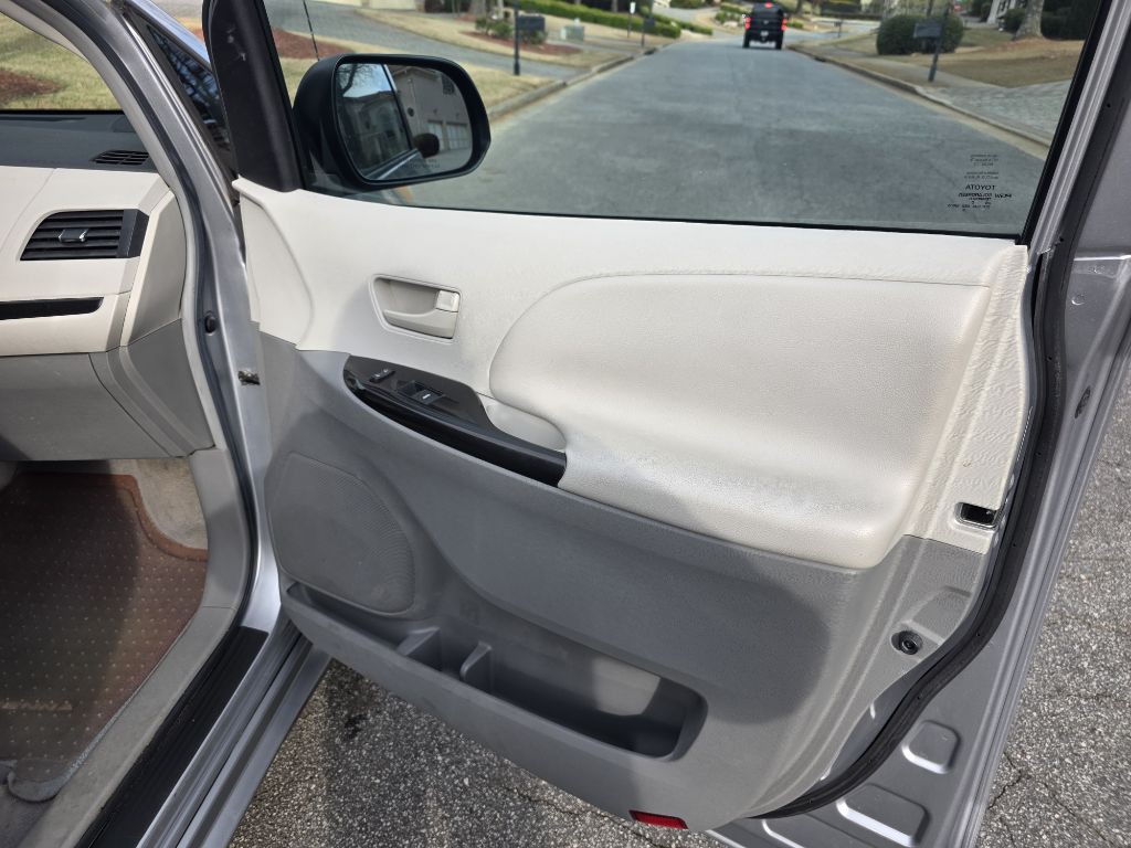 2011 Toyota Sienna Image 18