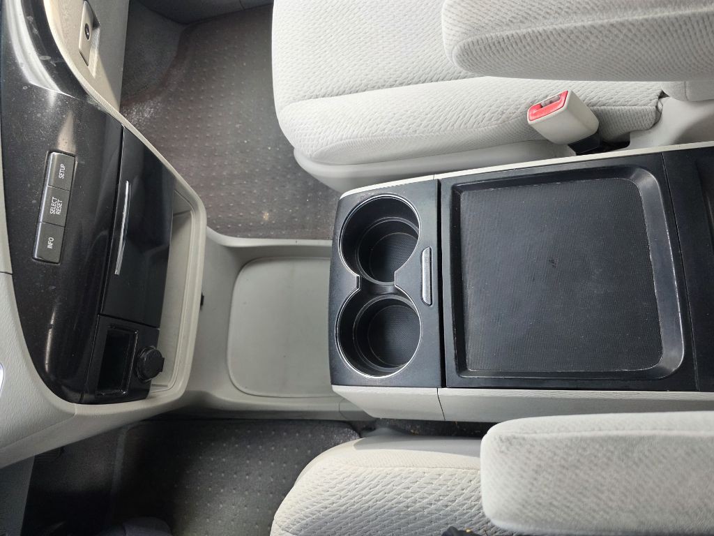 2011 Toyota Sienna Image 21
